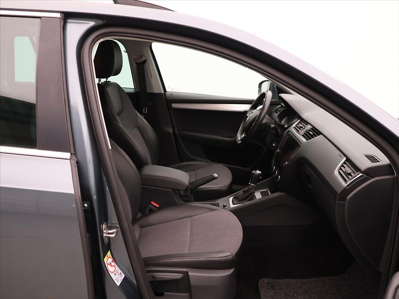 Škoda Octavia 1.6 TDI 85kW DSG Navi Tažné - fotka 11 z 27