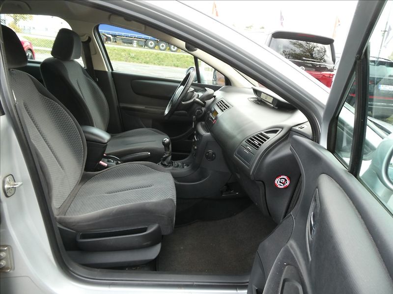 Citroën C4 1,6 i 80kW 2x kola, serviska - fotka 17 z 33