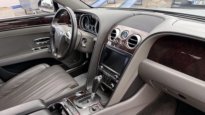 Bentley Flying Spur (2016) 6.0 W12,630PS-335KM/HOD,KRÁSNÝ - fotka 50 z 55