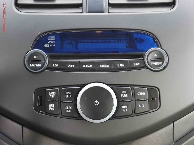 Chevrolet Spark (2011) 1.0i, AC - fotka 13 z 15