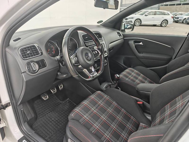 Volkswagen Polo GTI 1,8 TSI 141 kW 6MP 1,8 TSI - fotka 5 z 23