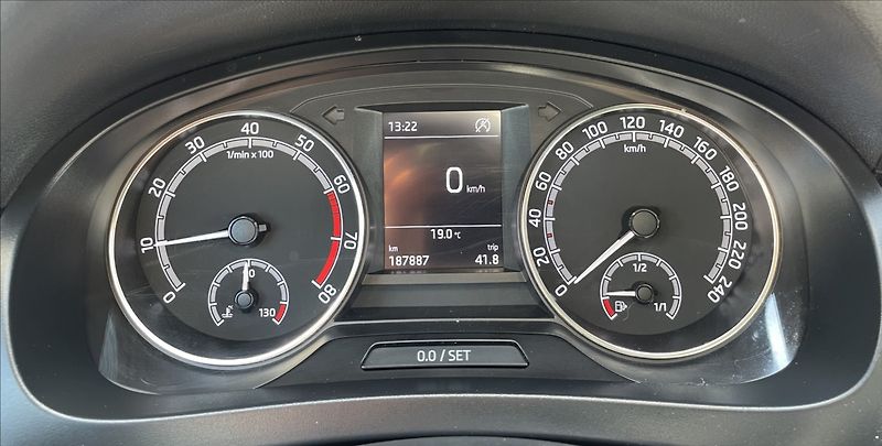 Škoda Rapid 1,0 TSi,serv.hist.,DPH,STK 3/2 - fotka 15 z 26