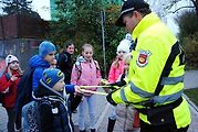 Reflexní prvky policisté a strážníci rozdávají při preventivních akcích, hlavně seniorům a dětem.