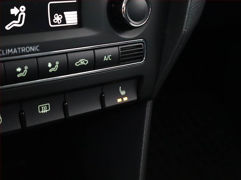 Škoda Rapid (2015) Spaceback 1.2 TSI, Tempomat - fotka 14 z 17