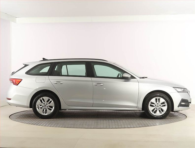 Škoda Octavia (2023) Ambition 2.0 TDI, ČR,1.maj - fotka 6 z 24