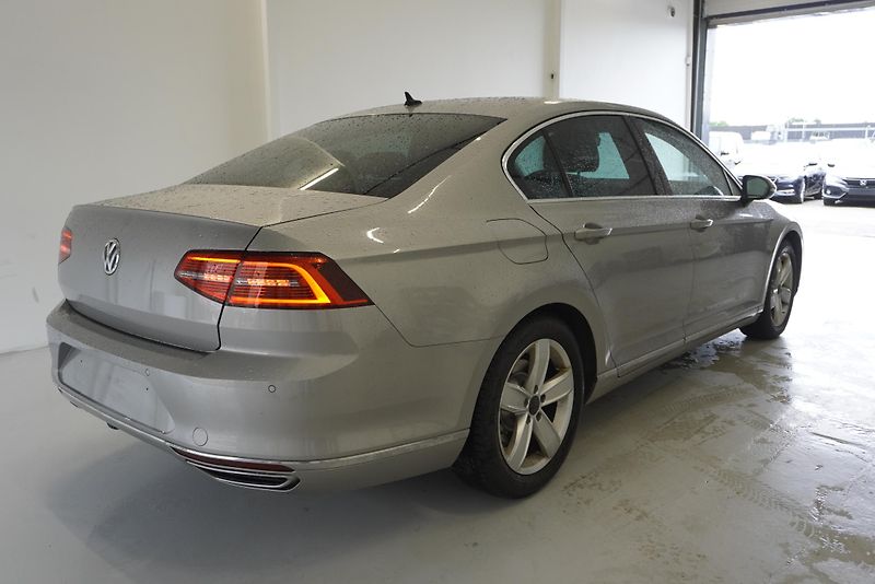 Volkswagen Passat 2.0TSi 165kW AUTOMAT - fotka 7 z 30