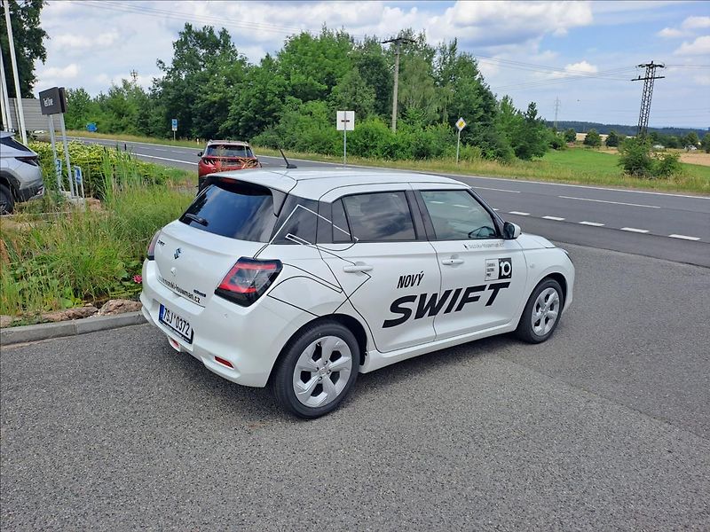 Suzuki Swift 1,2 PREMIUM HYBRID MY26 - fotka 5 z 20