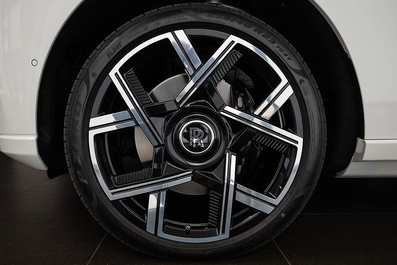Rolls-Royce Cullinan Black Badge/Bespoke/Starling r - fotka 33 z 38