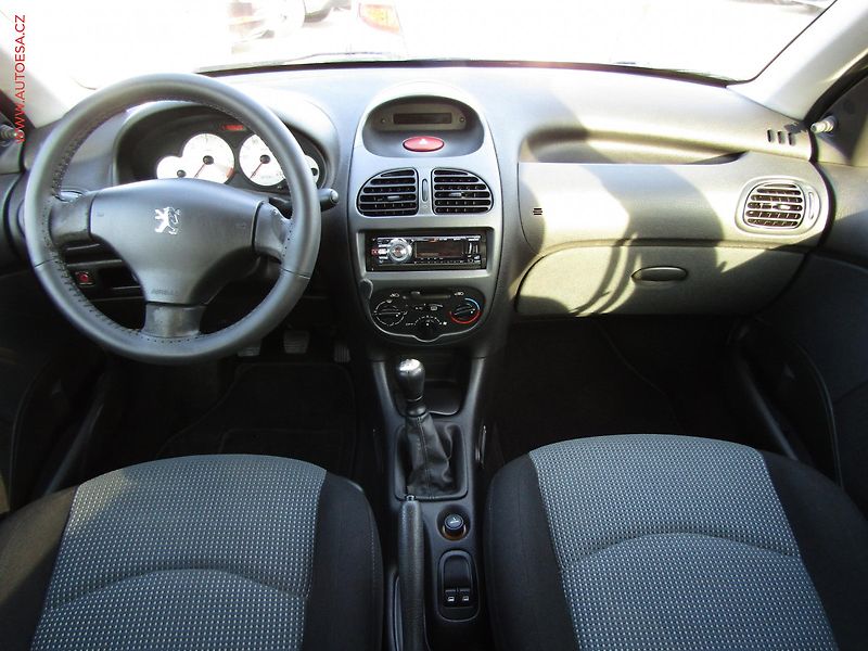 Peugeot 206 (2004) 1.4 HDi, ČR, AC, park.asist - fotka 8 z 14