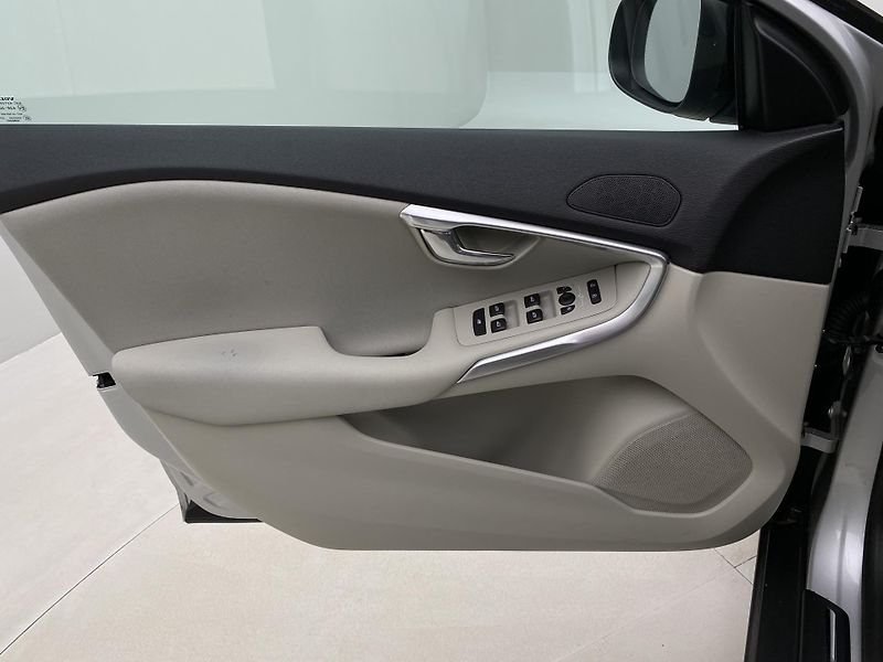 Volvo V40 CC D3 MOMENTUM AUT  - fotka 6 z 43