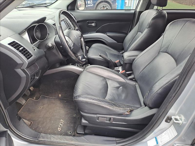 Peugeot 4007 2,2 HDI 4WD KŮŽE - fotka 5 z 17