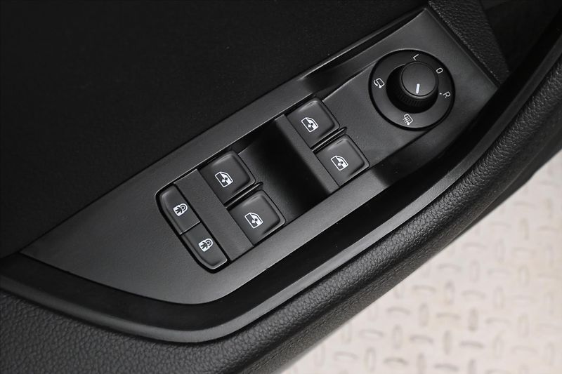Škoda Superb 2,0 TDI 110 kW DSG STYLE Záruk - fotka 26 z 33