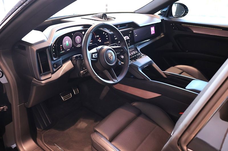 Porsche Cayenne Electric Pano HuD Venti HD-Mat - fotka 10 z 22