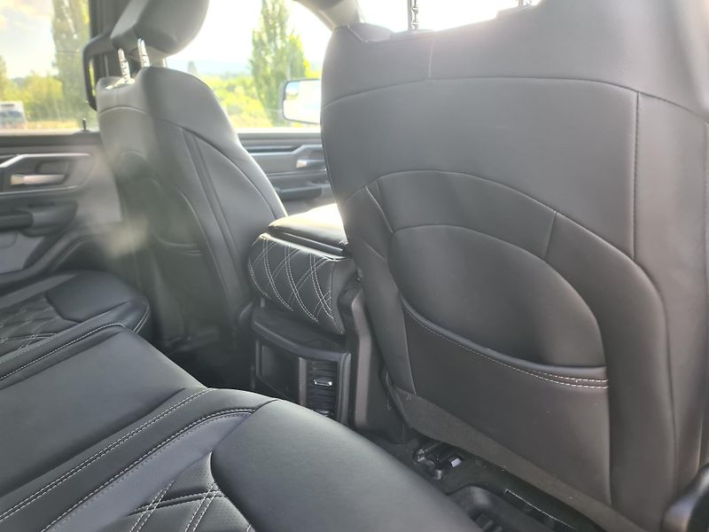 Dodge RAM 1500 (2022) 5.7 HEMI 4x4 BIGHORN LPG - fotka 17 z 67