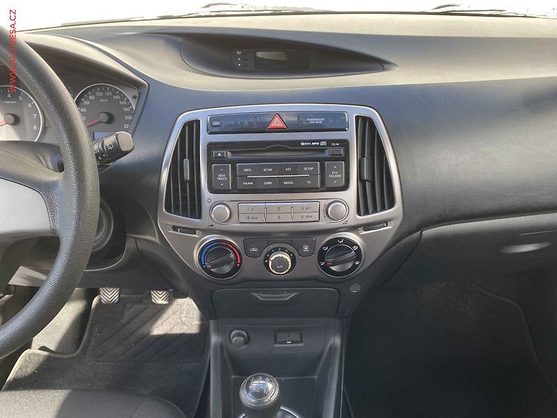 Hyundai i20 (2013) 1.2i, AC, +pneu - fotka 12 z 16