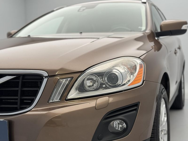 Volvo XC60 D4 AWD SUMMUM AUT CZ - fotka 42 z 45