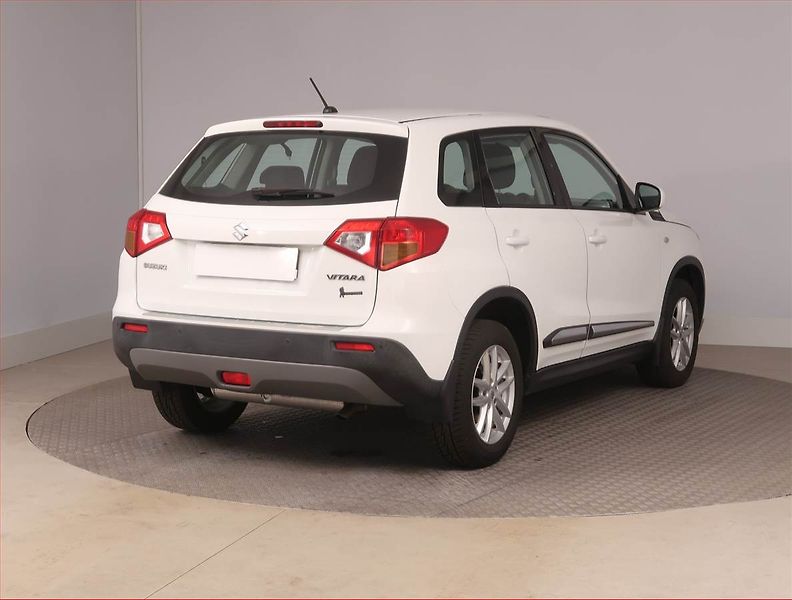 Suzuki Vitara (2016) 1.6 VVT, Park. senzory - fotka 5 z 15