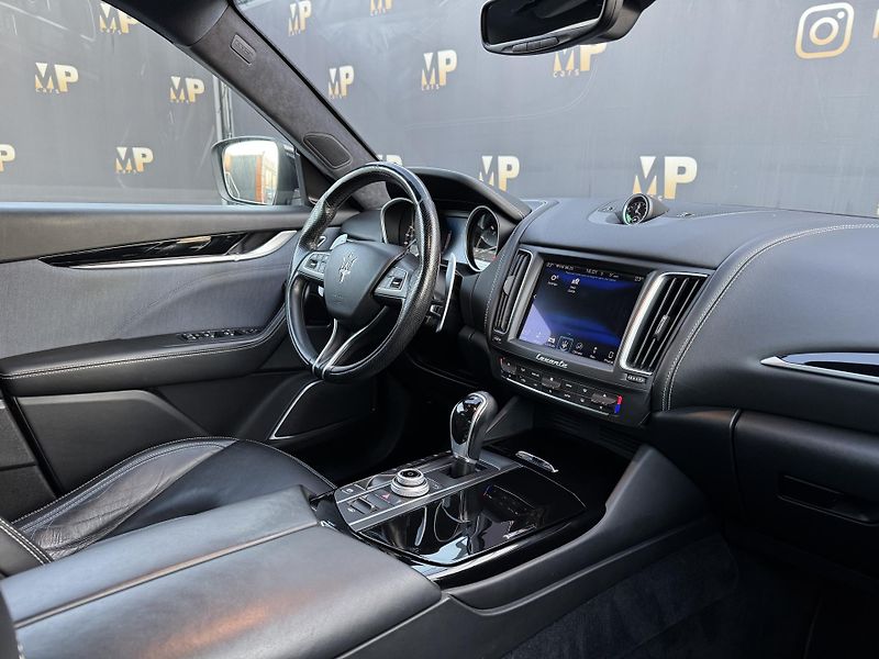 Maserati Levante (2018) GranLusso Q4, 3.0iV6 257kW, ČR - fotka 12 z 45
