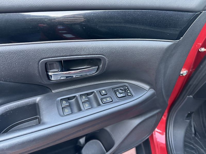 Mitsubishi Outlander (2019) 2.0i Mivec AWD Automat LED - fotka 28 z 48