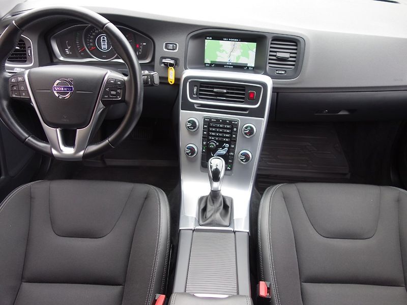 Volvo S60 (2017) 2.0D4 147kW AUT -NOVÉ V ČR - fotka 11 z 38