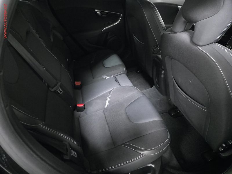 Volvo V40 (2015) 2.0d, Xenon, AC - fotka 11 z 16