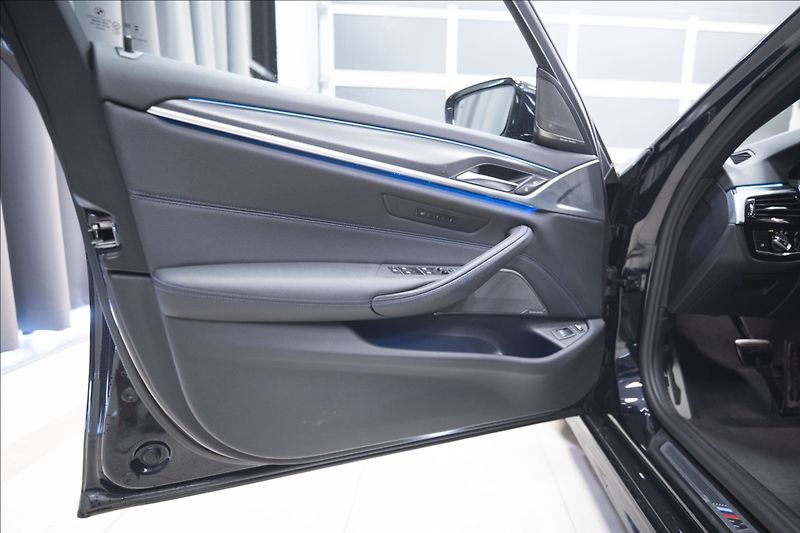 BMW Řada 5 530e xDrive M Sport ČR DPH   2 - fotka 11 z 42