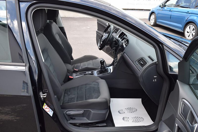 Volkswagen Golf (2018) 1.4TSI 92kw CLBMT LED NAVI TOP - fotka 33 z 49