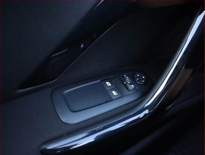 Peugeot 208 (2017) Allure 1.2 PureTech - fotka 17 z 18