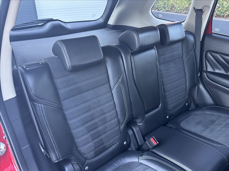 Mitsubishi Outlander 2,4 PHEV 224PS  Diamant 4x4 A/ - fotka 20 z 58