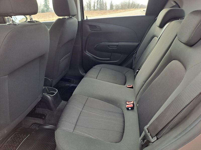 Chevrolet Aveo (2013) 1.2 1.MAJITEL 2xKOLA, SERVISKA - fotka 23 z 29