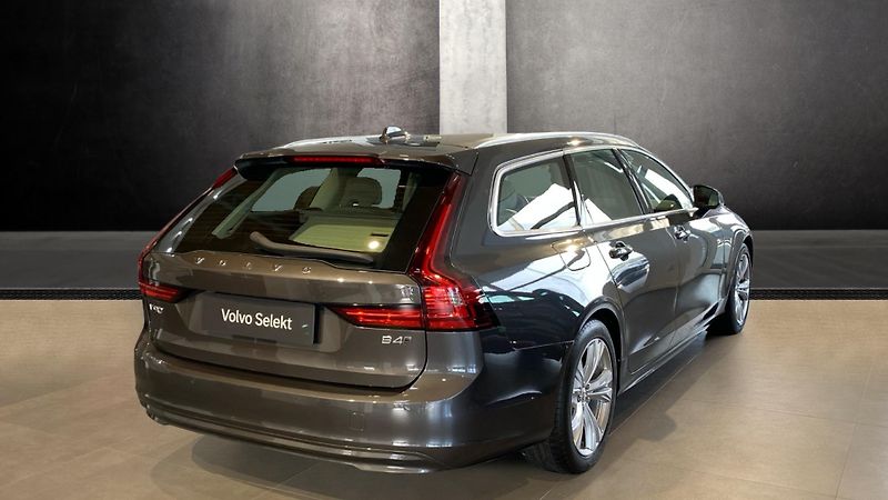 Volvo V90 MOMENTUM PRO, B4 AWD, 145+10 k - fotka 4 z 33