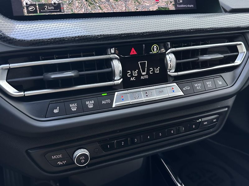 BMW Řada 1 118i Model Sport Line - fotka 21 z 23