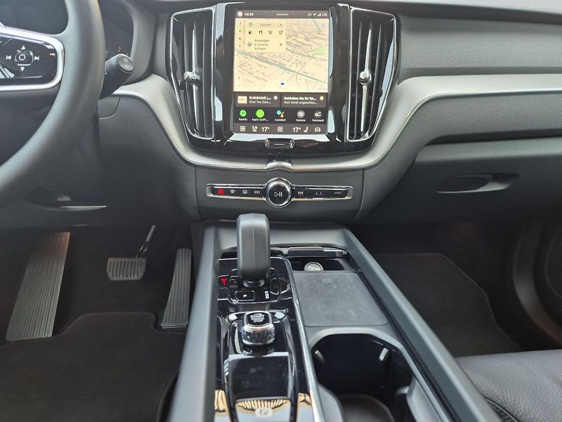 Volvo XC60 B4 AWD Plus Dark - fotka 14 z 19