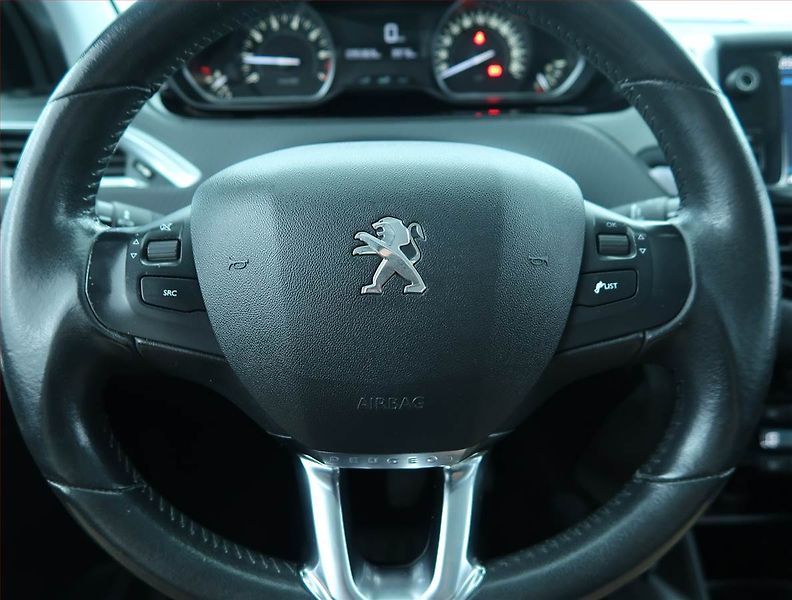 Peugeot 2008 (2018) Active Pack 1.2 PureTech - fotka 17 z 18