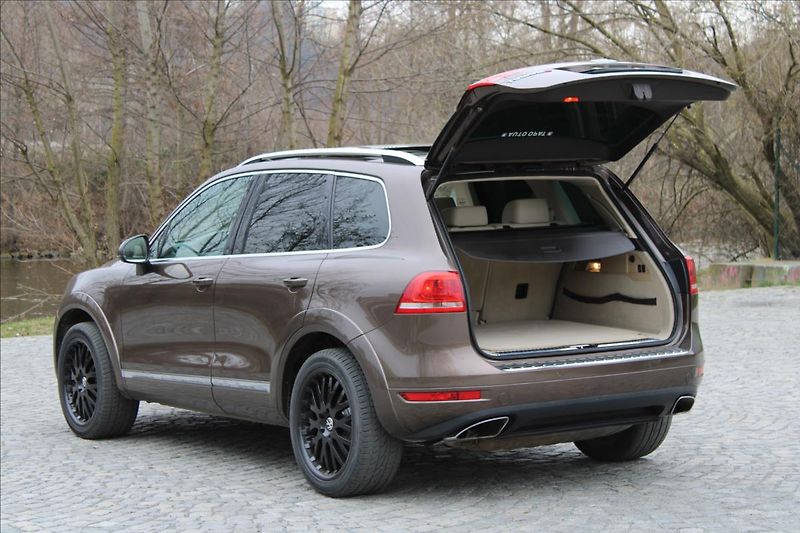 Volkswagen Touareg 3.0 TDI V6/PANOR/TAŽNÉ/NEZ.TOP - fotka 10 z 39