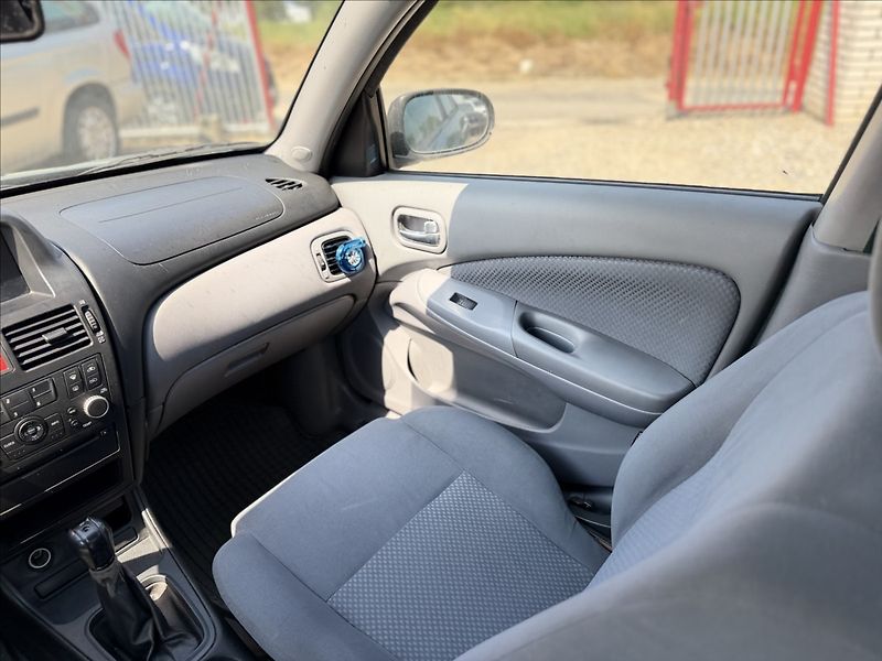 Nissan Almera 1,8 i - fotka 15 z 21