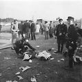 Le Mans 11. června 1955, okamžiky po katastrofě. Po srážce Leveghův vůz narazil do hlavní tribuny a rozletěl se na kousky, přičemž jeho letící trosky masakrovaly diváky jako šrapnely.