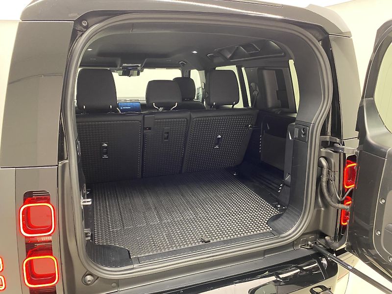 Land Rover Defender 110 D250 X-DYNAMIC SE AWD CZ - fotka 6 z 48