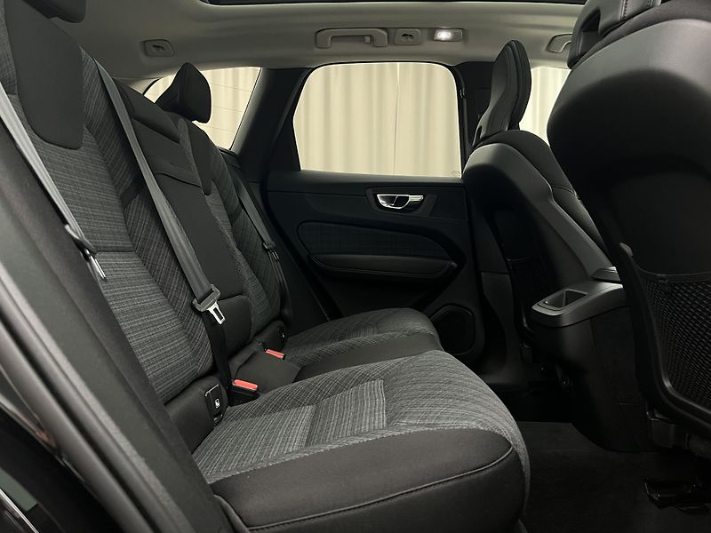 Volvo XC60 B4 CORE AUT 1.maj. - fotka 21 z 40