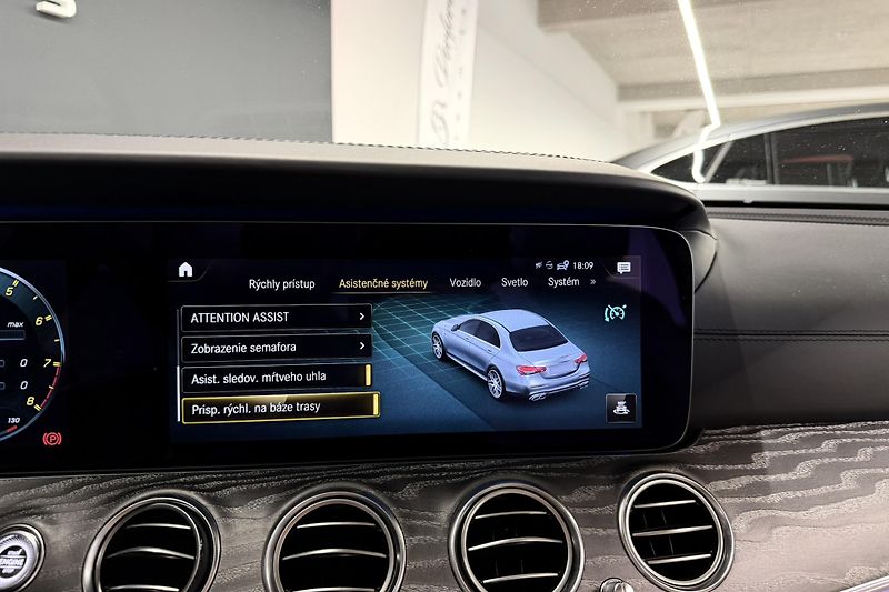 Mercedes-Benz Třídy E (2021) E 63s AMG 4Matic+ V8 Biturbo - fotka 107 z 124