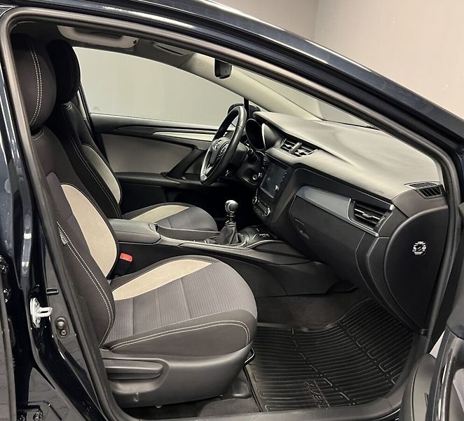 Toyota Avensis 2.0 D-4D ACTIVE TREND - fotka 9 z 16