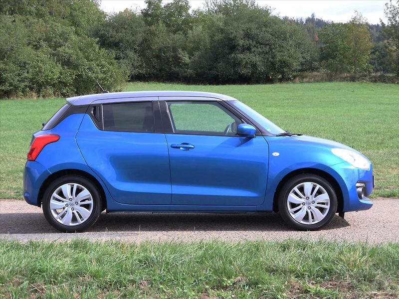 Suzuki Swift 1,2 DualJet 66kW Comfort 1.Maj - fotka 8 z 27