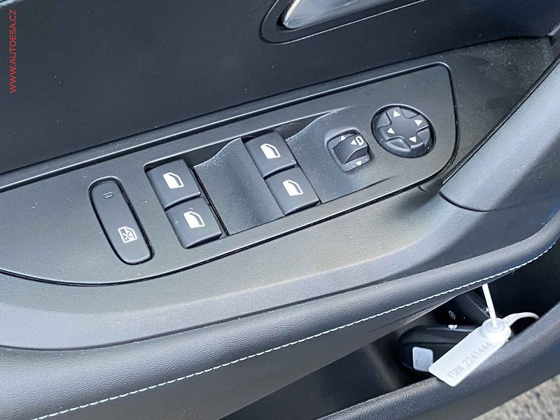Peugeot 2008 (2023) 1.2PT, Allure, navi, kamera - fotka 11 z 17