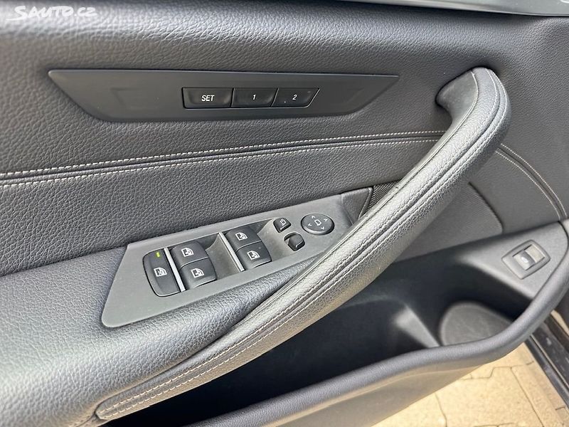 BMW Řada 5 (2017) 520d xdrive Sportline kombi - fotka 18 z 50