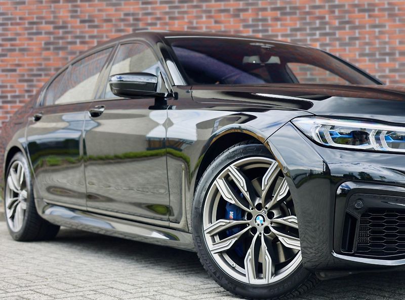 BMW Řada 7 (2019) M760Li xDrive - fotka 3 z 47