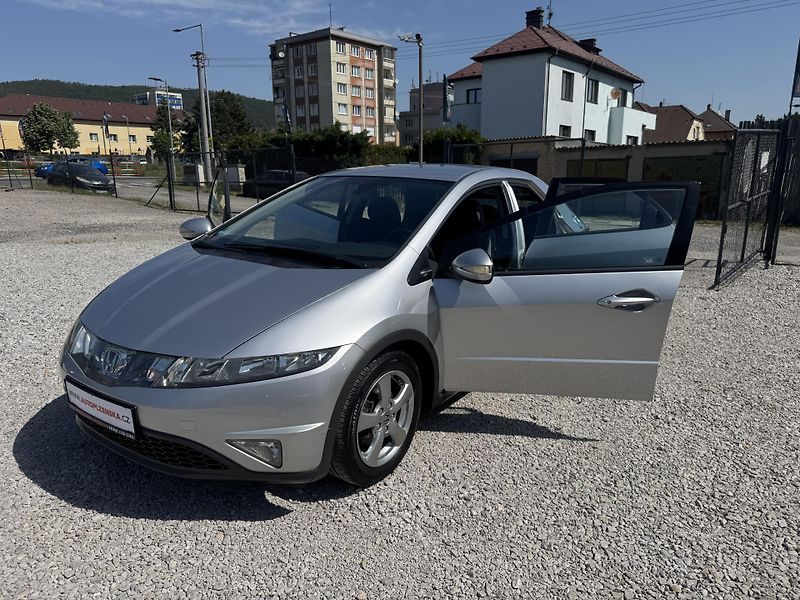 Honda Civic (2006) 1,4i-VTEC,SPORT,rezervace - fotka 9 z 36