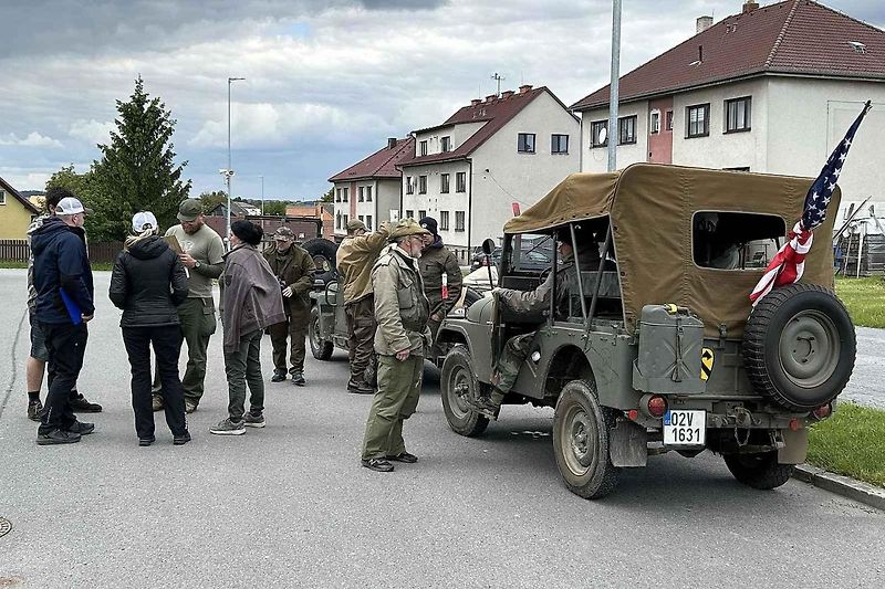 Veterány soutěžící o Zlomenou poloosu při své zastávce v Koutech.