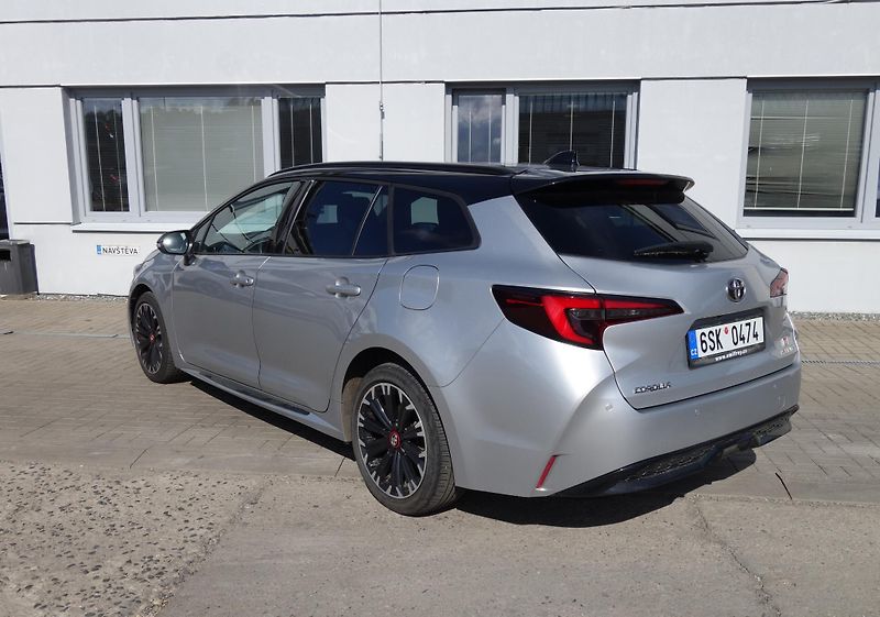 Toyota Corolla (2023) 2,0 Hybrid - fotka 3 z 27