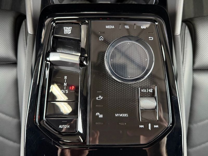 BMW Řada 5 520d xDrive M-SPORT, HARMAN&KA - fotka 26 z 33