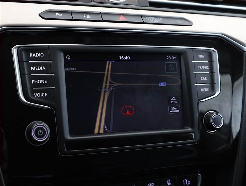 Volkswagen Passat (2016) 2.0 TDI, Kůže, Navi, Tempomat - fotka 13 z 17